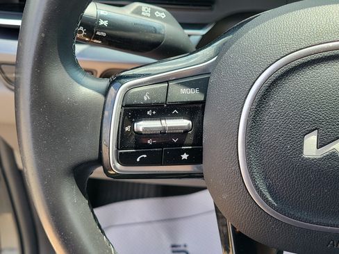 Used 2025 Kia Carnival FWD image 21