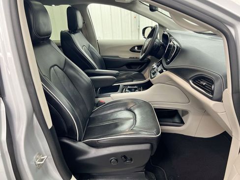 Used 2024 Chrysler Pacifica Limited FWD image 23