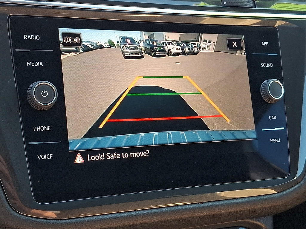 Used 2023 Volkswagen Tiguan SE w/ Panoramic Sunroof Package AWD/4WD image 4