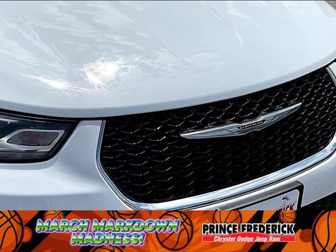 Used 2022 Chrysler Pacifica Touring-L image 26