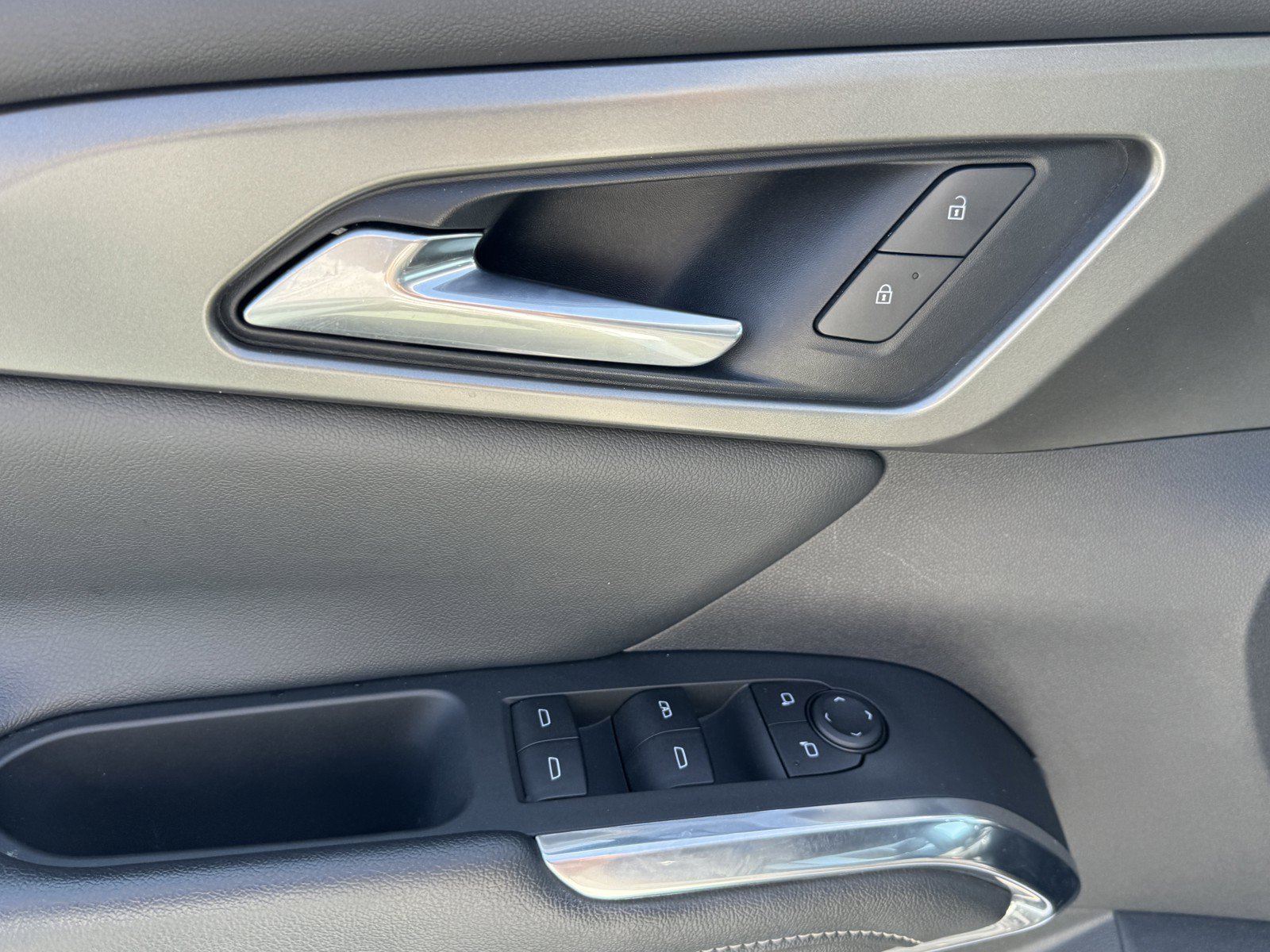 Used 2025 Chevrolet Traverse LT FWD image 21