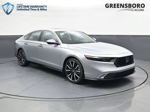 Used 2025 Honda Accord Touring image 3