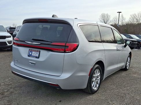 Certified 2024 Chrysler Pacifica Touring-L FWD image 11