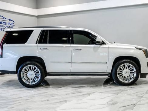 Used 2020 Cadillac Escalade Platinum RWD image 11