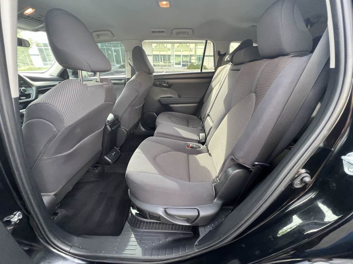 Used 2023 Toyota Highlander LE AWD/4WD image 18