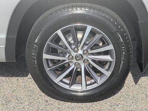 Used 2018 Toyota Highlander XLE w/ Carpet Mat Package (TMS) AWD/4WD image 10