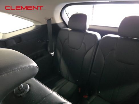 Used 2024 Kia Sorento S image 31