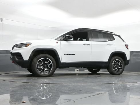 Used 2025 Jeep Compass Trailhawk AWD/4WD image 48