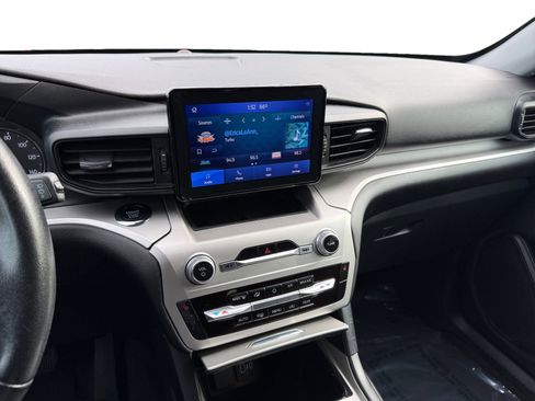 Used 2022 Ford Explorer XLT image 12