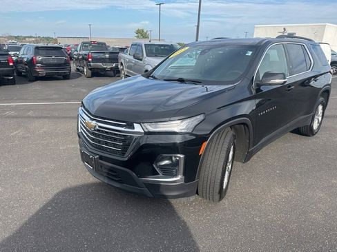Used 2023 Chevrolet Traverse LT image 3
