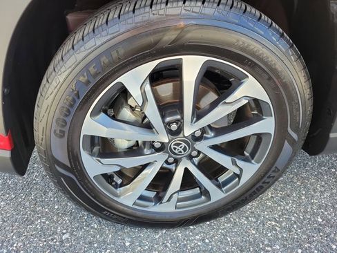 Used 2023 Toyota Corolla Cross XLE image 17
