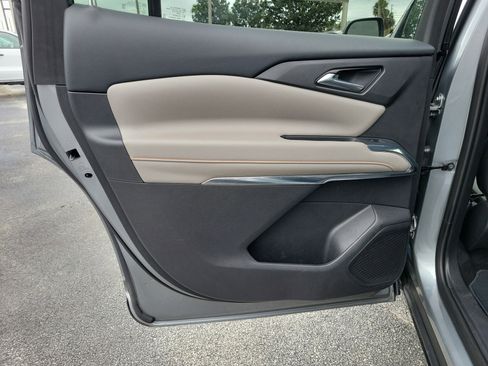 Used 2025 Chevrolet Traverse LT image 12