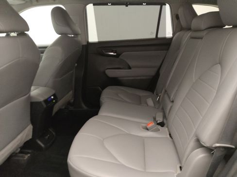 Used 2021 Toyota Highlander XLE image 18