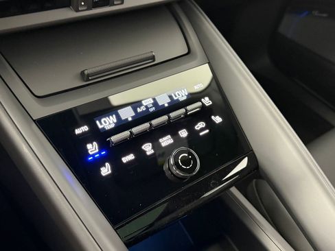 Certified 2025 Porsche Macan Electric image 29