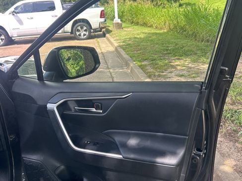 Used 2020 Toyota RAV4 XLE w/ Convenience Package FWD image 24