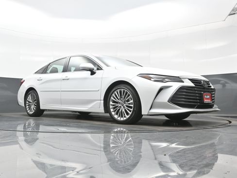 Used 2019 Toyota Avalon Limited image 28