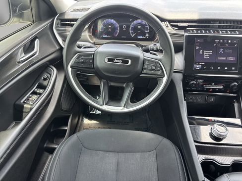 Used 2023 Jeep Grand Cherokee Laredo RWD image 13