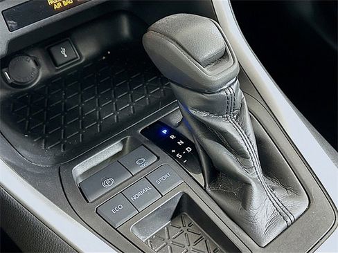 Used 2021 Toyota RAV4 XLE image 17