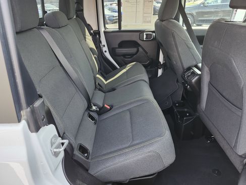 Used 2025 Jeep Gladiator Sport image 17