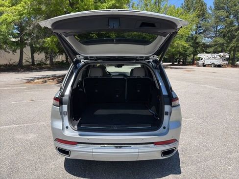 Used 2022 Jeep Grand Cherokee Overland w/ Luxury Tech Group IV AWD/4WD image 25