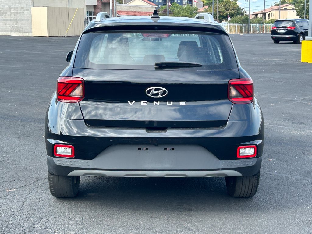 Used 2022 Hyundai Venue SEL FWD image 4