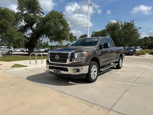 Used 2016 Nissan Titan SV image 2