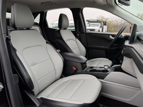 Certified 2025 Ford Escape Platinum image 32