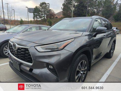 Certified 2024 Toyota Highlander XLE image 1