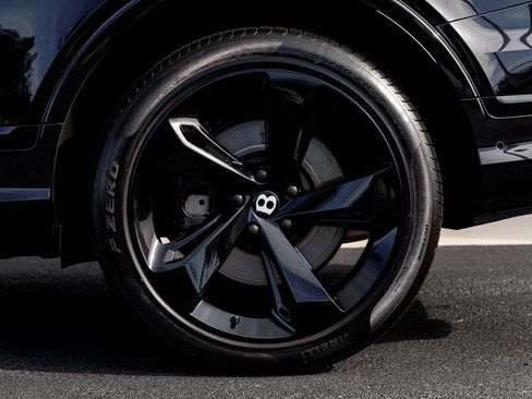 Used 2022 Bentley Bentayga image 17