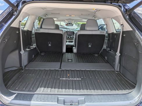 Used 2020 Toyota Highlander XLE AWD/4WD image 13