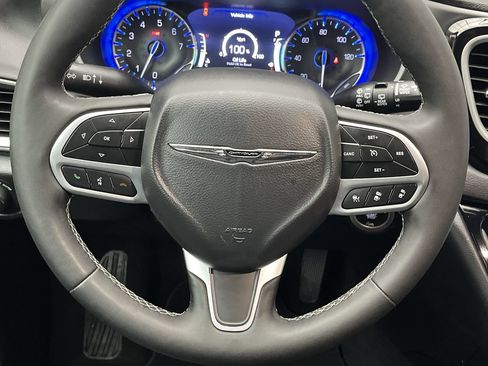 Used 2025 Chrysler Pacifica Select FWD image 15