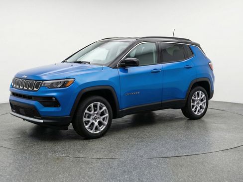 Used 2025 Jeep Compass Limited image 3