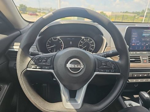 Used 2025 Nissan Altima 2.5 SV FWD image 29