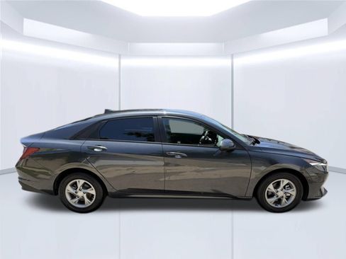 Used 2021 Hyundai Elantra SE FWD image 4