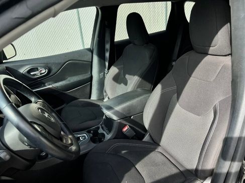 Used 2020 Jeep Cherokee Latitude w/ Cold Weather Group image 16