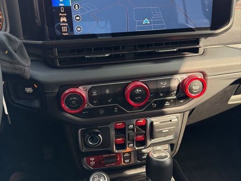 Used 2024 Jeep Wrangler Unlimited Rubicon image 14