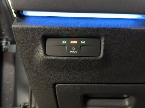 Certified 2025 Volkswagen Tiguan SE FWD image 20