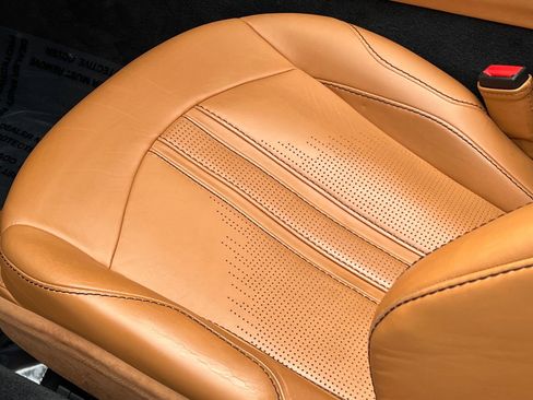 Used 2023 Aston Martin V8 Vantage Roadster RWD image 35