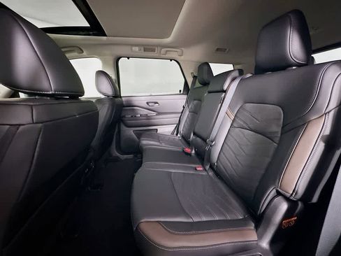 Used 2025 Nissan Pathfinder Platinum w/ Cargo Package image 13