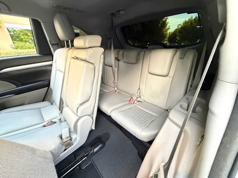 Used 2016 Toyota Highlander Plus FWD image 12