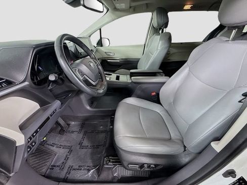 Certified 2022 Toyota Sienna XLE w/ XLE Plus Package FWD image 23