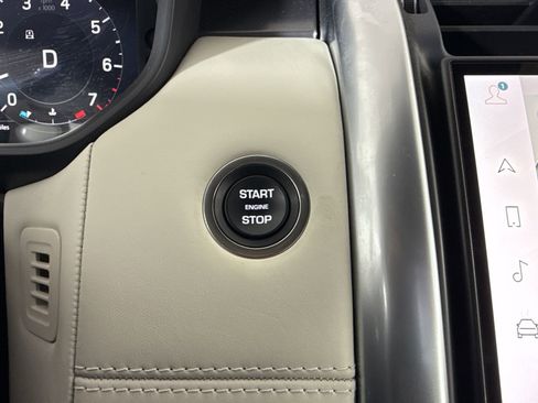 Used 2024 Land Rover Discovery Metropolitan Edition image 23