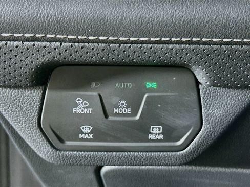 Used 2025 Volkswagen Atlas SE FWD image 17