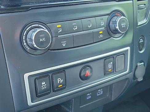 Used 2022 Nissan Titan S image 29