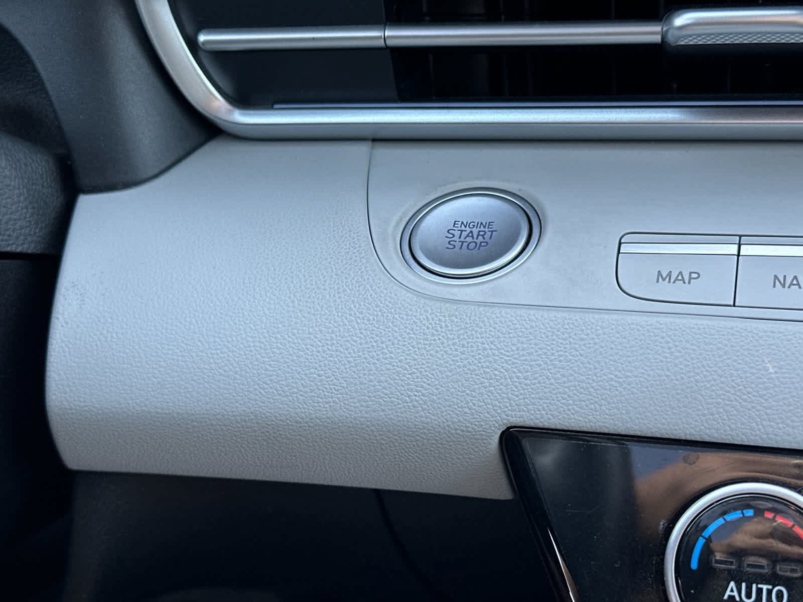 Certified 2025 Hyundai Elantra Limited FWD image 23