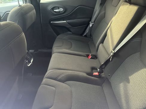 Used 2019 Jeep Cherokee Latitude w/ Popular Appearance Group image 10