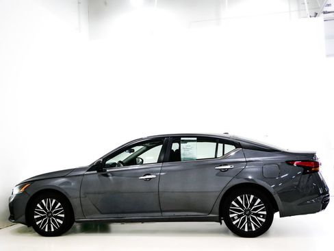 Used 2024 Nissan Altima 2.5 SV FWD image 5