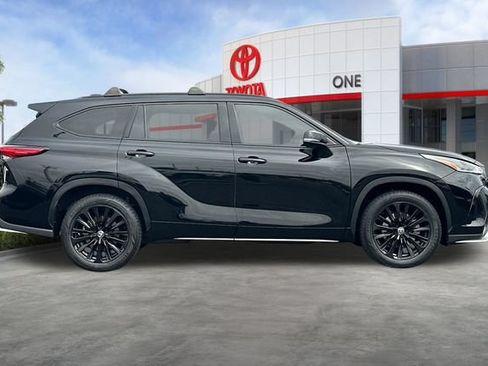 Used 2023 Toyota Highlander XSE AWD/4WD image 3