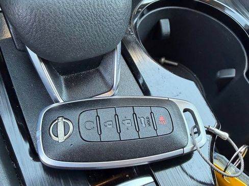 Used 2025 Nissan Rogue SV AWD/4WD image 13