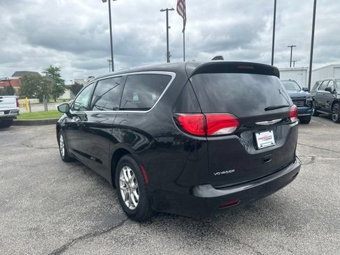 Used 2023 Chrysler Voyager LX FWD image 5